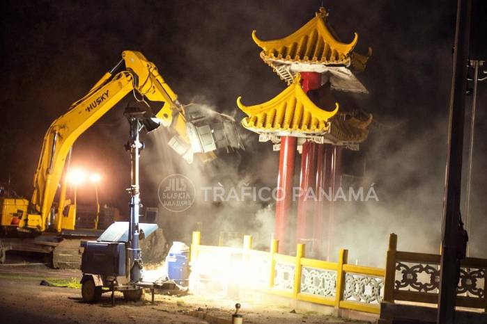 En la noche de este sabádo, equipo pesado realizaban el derrumbe del monumento.