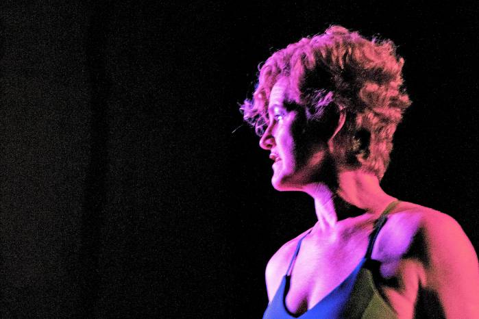 Ximena ingresa apenas alumbrada por una luz de ventana que deja a sus espaldas, y nos comparte fragmentos de su intimidad vital, su biografía.