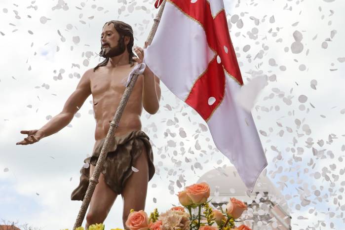 Decenas de feligreses celebraron ayer la resurección de Jesús.