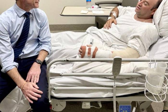 El primer ministro de Nueva Gales del Sur Chris Minns visita a Ahmad al-Ahmad.