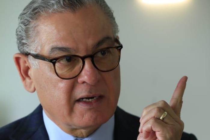 Contralor Flores y Vamos se enfrentan por fondos para autoridades locales