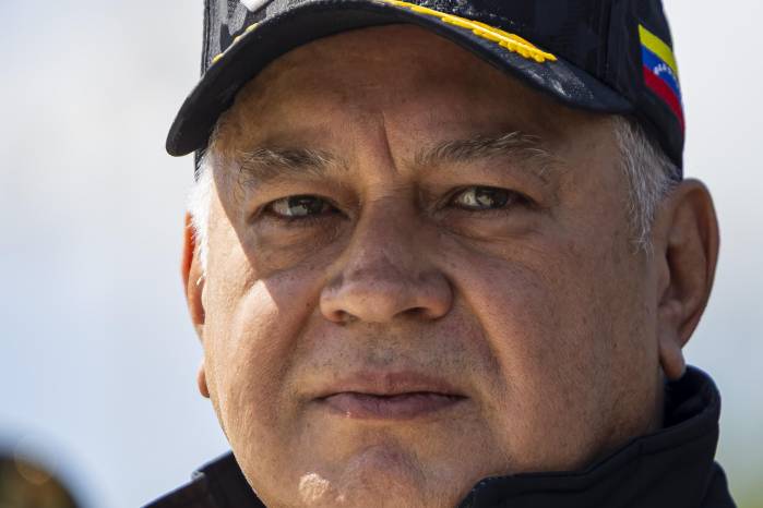 A través de intermediarios, a Cabello se le ha transmitido un mensaje explícito: si se muestra desafiante y no ayuda a consolidar el nuevo orden, podría enfrentar un destino similar al de Maduro.