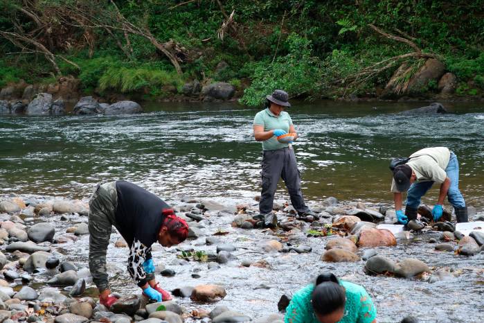 Comunidades cercanas a la mina lanzan programa para monitorear sus ríos