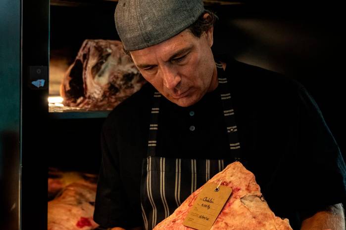 El chef peruano Carlos Testino sigue muy de cerca el proceso de maduración de las carnes del restaurante Raza.