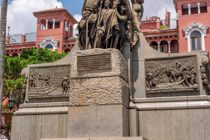 El monumento a Simón Bolívar se puede apreciar al frente del Palacio Bolívar, en el Casco Antiguo.
