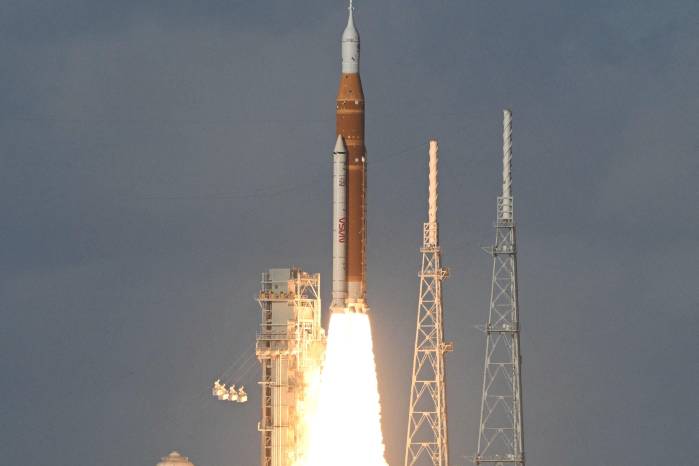 La misión lunar tripulada Artemis II se lanza desde el Centro Espacial Kennedy en Cabo Cañaveral.
