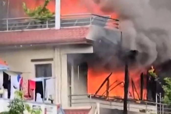 Este fotograma del video de AFPTV, tomado el 9 de septiembre de 2025, muestra humo saliendo de un incendio en la residencia de KP Sharma Oli en Katmandú.