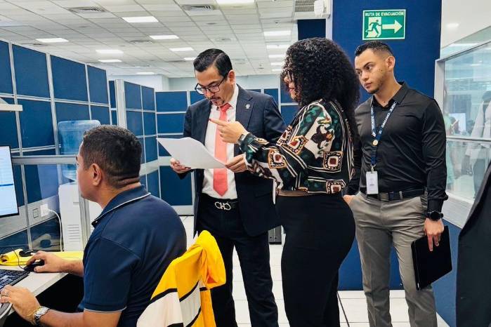 El procurador general de la Nación, Luis Gómez, acudió al Registro Público.