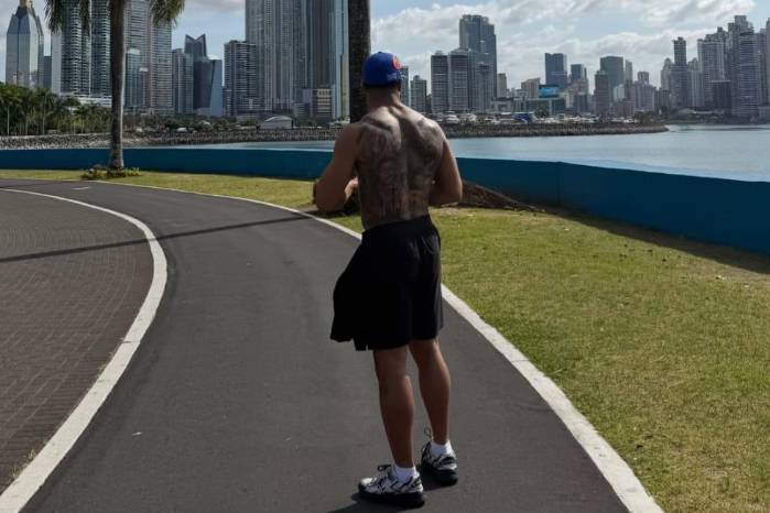 El. jugador Chuba realizando una caminata por la Cinta Costera