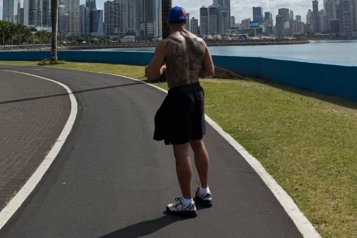 El. jugador Chuba realizando una caminata por la Cinta Costera