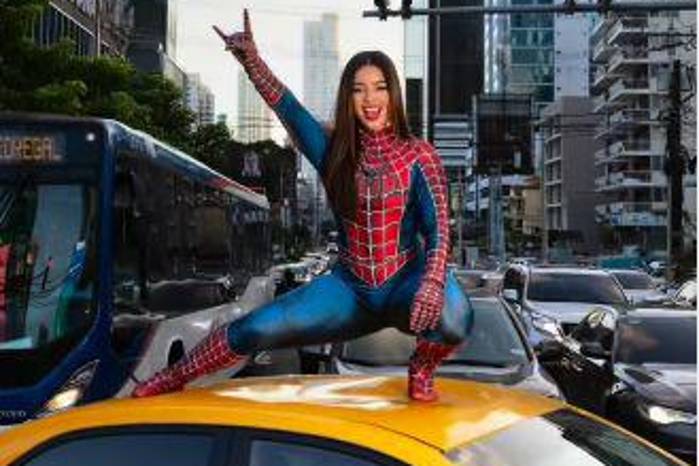 Captura de pantalla de la imagen compartida por @yairlouis donde capta a @mariaaisaabela con la vestimenta del personaje Spiderwoman en la Calle 50.