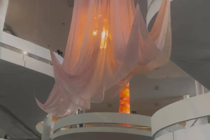 Instalaciones de Laure Provoust y, al fondo, de Tanka Fonta, Bienal de São Paulo 2025.