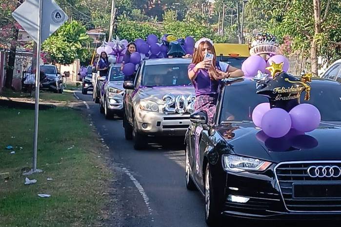 Graduandos recorrieron las calles en caravana para marcar el inicio de su último año escolar.
