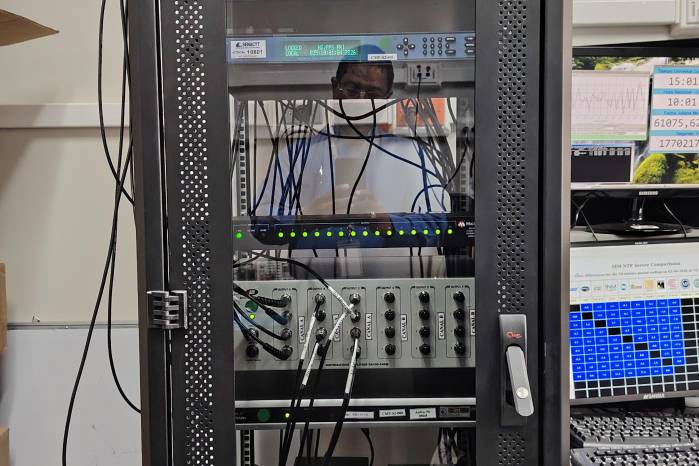 Los relojes atómicos en el Laboratorio de Tiempo y Frecuencia miden el tiempo por la vibración y oscilación natural de un átomo, en este caso, el isótopo de Cesio 133.