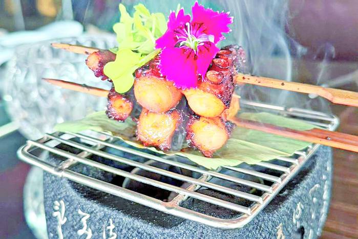 En los yakiniku a los comensales se les entregan las tenazas para manipular la carne desde colocarla hasta retirarla del asador.