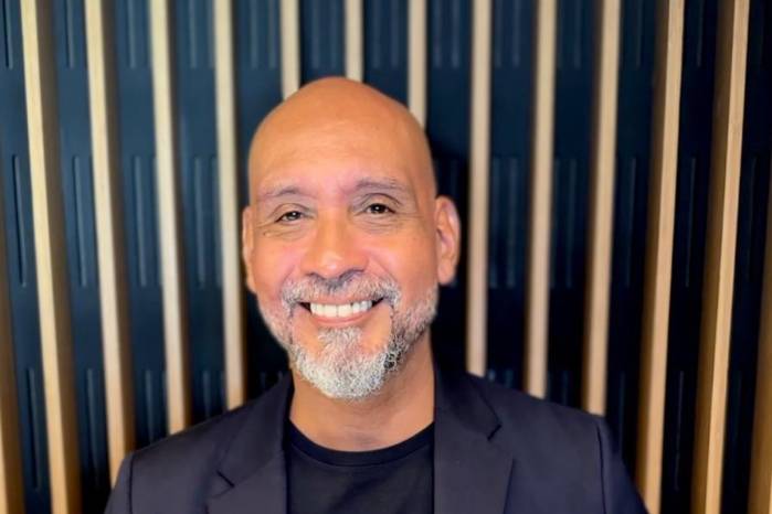 El artista, docente y director del Festival de Performance de Panamá Humberto Vélez.