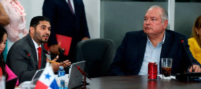 La discusión sobre un traslado de partida escaló cuando el diputado puso en duda el costo de la obra. El ministro defendió el presupuesto y el intercambio dominó la sesión de la comisión.