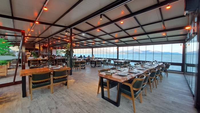 Terraza en Halikarnas Restaurant, un negocio familiar con vista al lago de Eğirdir.