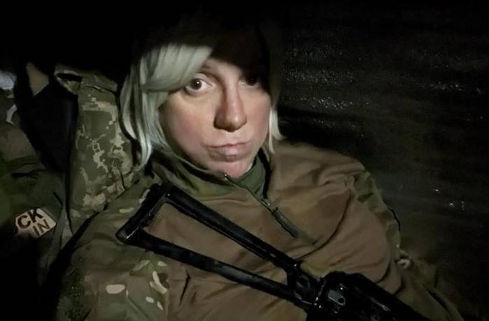 Ashton-Cirillo ha luchado en el frente como médico de combate y ha fungido como vocero en idioma inglés para las Fuerzas Armadas de Ucrania.