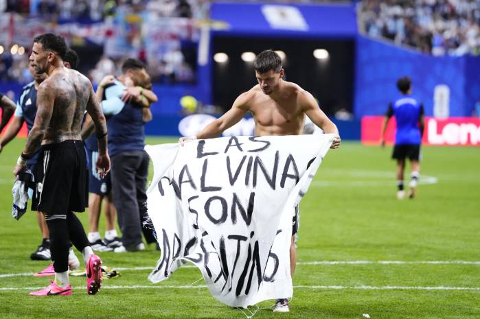Giovani Lo Celso, de Argentina, celebra la victoria y sostiene una pancarta tras ganar el partido de semifinales de la Copa Mundial de la FIFA 2026 entre Inglaterra y Argentina, en el Estadio de Atlanta.