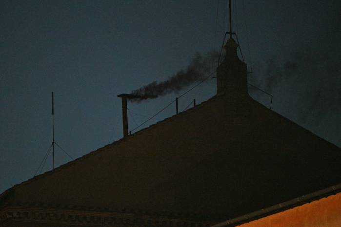 Esta fotografía muestra humo negro saliendo de la chimenea de la Capilla Sixtina, señal de que los cardenales no lograron elegir a un nuevo papa en la primera votación de su cónclave en el Vaticano.