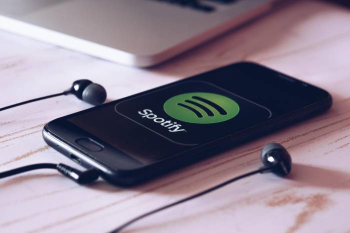 Spotify es una empresa sueca de servicios multimedia fundada en 2006, cuyo producto es la aplicación homónima empleada para la reproducción de música vía streaming.