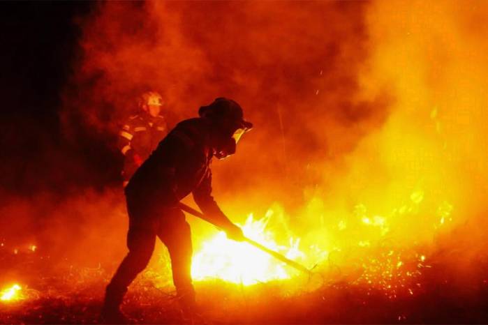 Fotografía tomada de la cuenta de Instagram @gobertolima de la Gobernación del Tolima que muestra a integrantes de la Policía de Colombia intentando apagar un incendio forestal en una zona rural entre los municipios de San Luis y Gualanday del departamento del Tolima (Colombia).