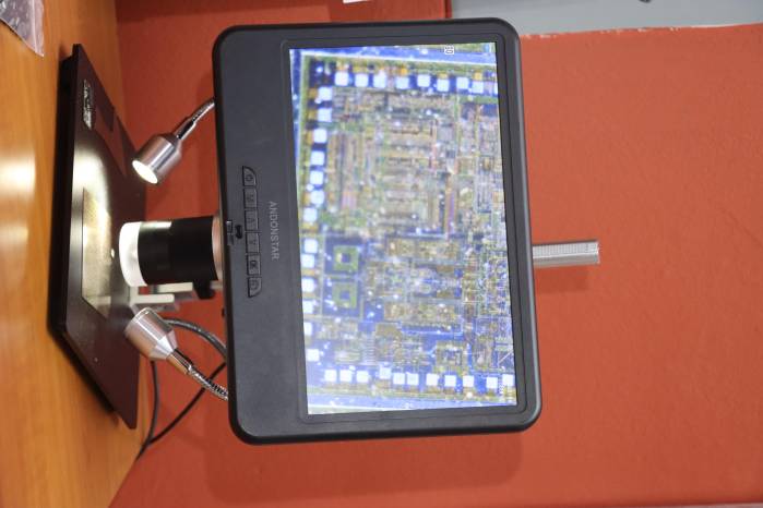Microscopio digital para observar chips y componentes electrónicos.