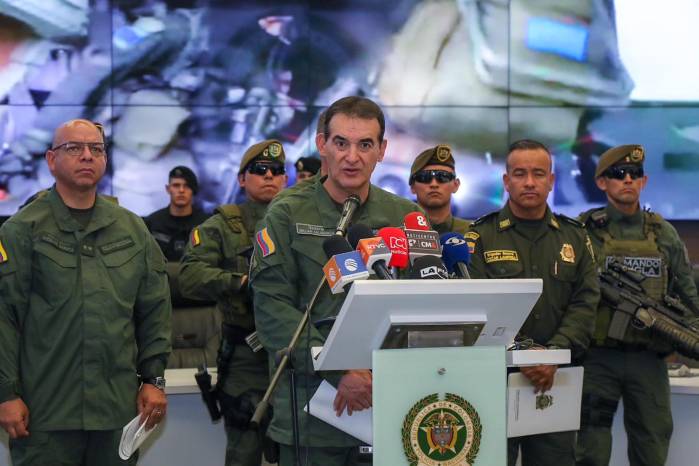 Fotografía cedida por la Policía de Colombia que muestra al director de la Policía de Colombia, general William René Salamanca (c) mientras habla hoy, durante una rueda de prensa en Bogotá (Colombia).