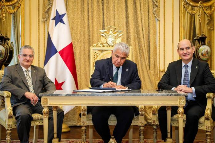 José Raúl Mulino (c) sancionó este lunes la Ley 546, acompañado por los ministros Juan Carlos Orillac (i), de la Presidencia, y Felipe Chapman (d), de Economía y Finanzas.
