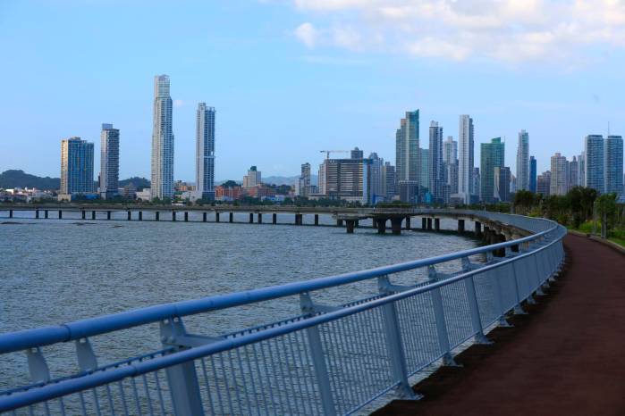 Vista de la ciudad de Panamá desde la Cinta Costera.