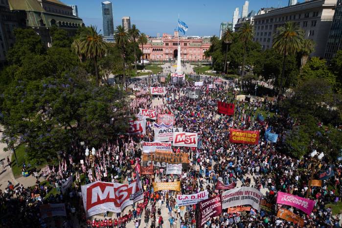Fotografía de archivo, tomada el pasado 20 de diciembre, en la que se registró a cientos de ciudadanos al protestar contra el Gobierno del presidente de Argentina, Javier Milei, frente a la Casa Rosada (sede del Ejecutivo), en Buenos Aires (Argentina).