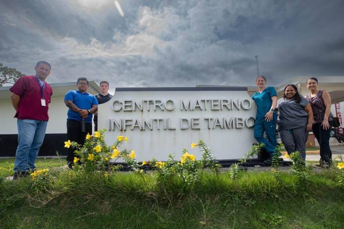 Médico en el Centro Materno Infantil de Tambo.