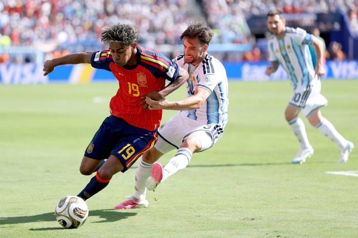 Nicolás Tagliafico (der.) enfrentándose a Lamine Yamal durante la final del Mundial 2026.