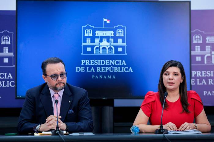 Los ministros de Comercio e Industrias y de Trabajo ofrecieron una conferencia de prensa.