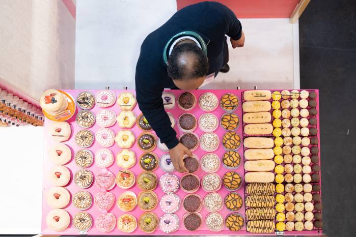 Las donas, también conocidas como ‘donuts’, son un postre o pan dulce elaborado a partir de masa frita, tradicionalmente con forma de anillo.