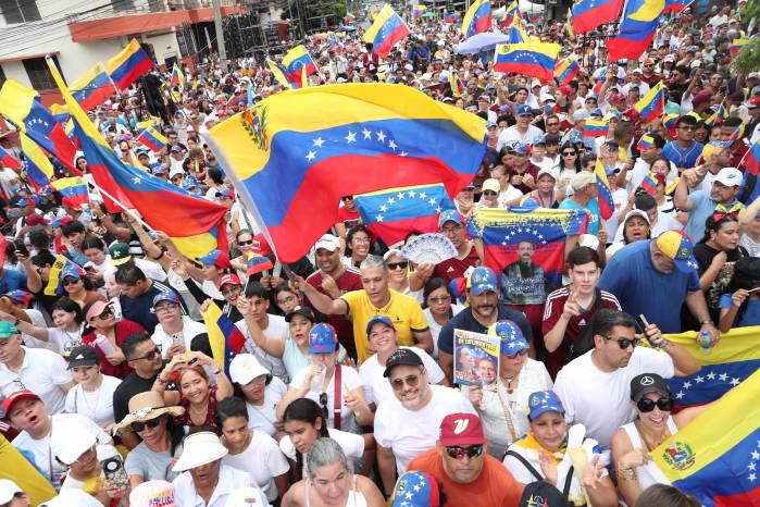 Venezolanos en Panamá muestran apoyo a Machado.