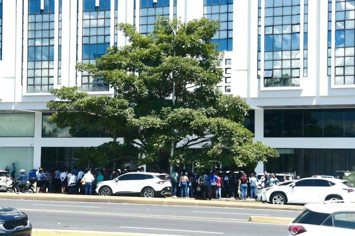 Residentes y trabajadores permanecieron en áreas abiertas de la Ciudad de Panamá tras la evacuación preventiva de rascacielos.