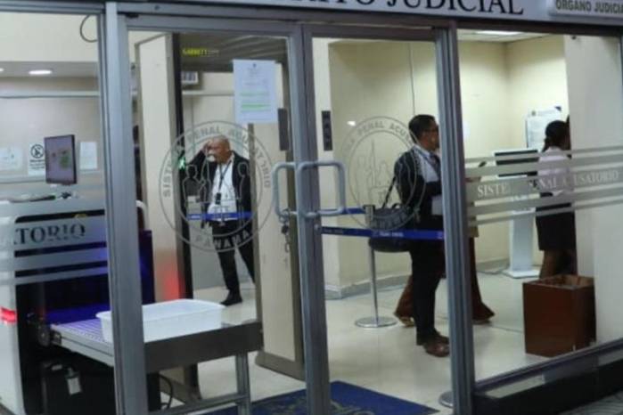 Las personas siendo investigadas son en su mayoría quienes recibieron los fondos.