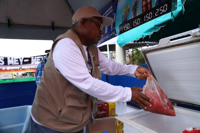 Inspectores verifican la calidad de la carne que se ofrecen en los puestos de comida.