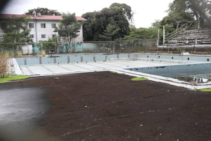 La piscina lleva décadas abandonada.