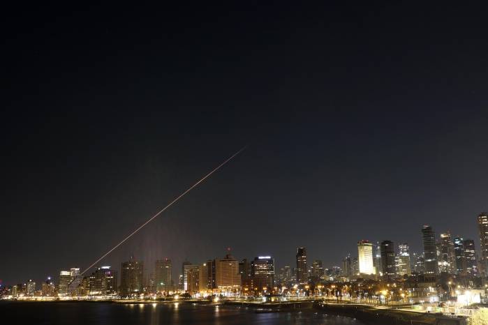 El sistema de defensa aérea 'Cúpula de Hierro' de Israel intercepta misiles lanzados por Irán sobre Tel Aviv, Israel, el 3 de marzo de 2026.