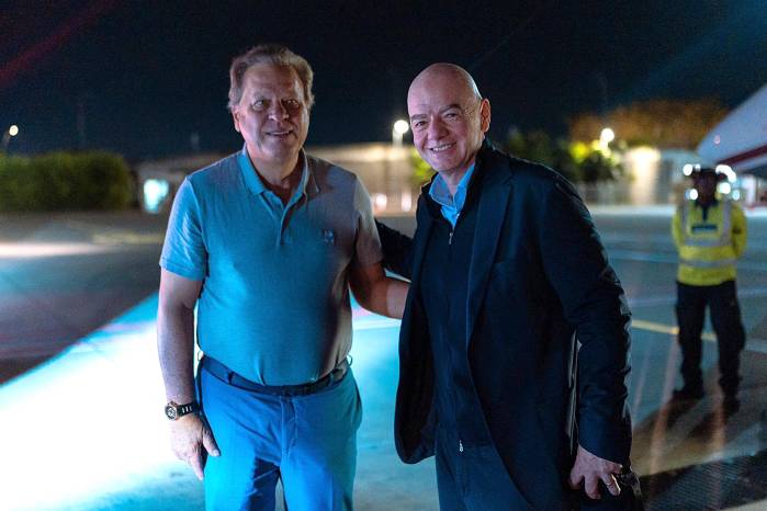 El presidente de la FIFA, Gianni Infantino (izq.), posando junto al presidente de la Federación Colombiana de Fútbol, Ramón Jesurún.