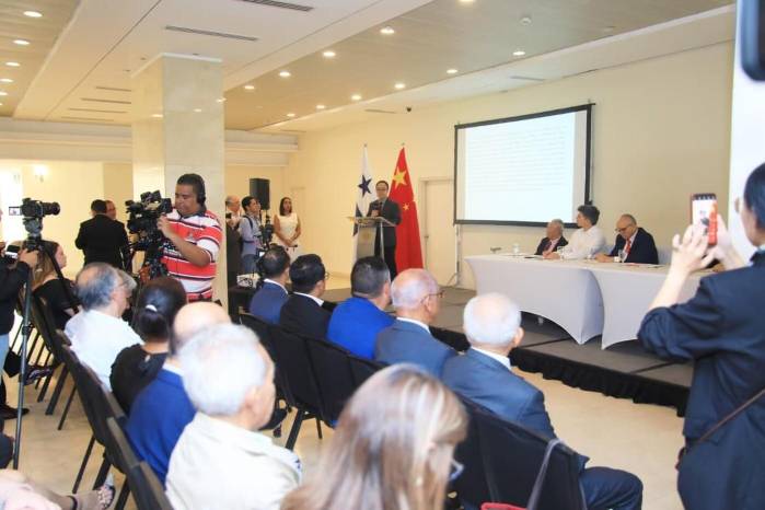 El embajador de la República Popular China en Panamá, Zhang Xiangyan, durante el conversatorio sobre desarrollo entre ambos países.