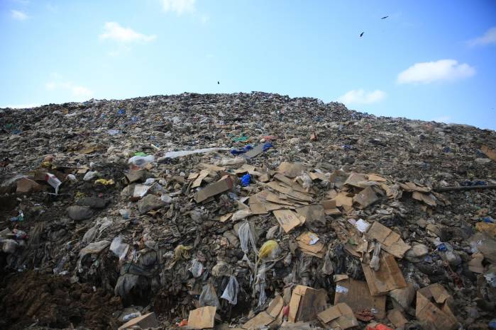 Montañas de basura están sin enterrar.