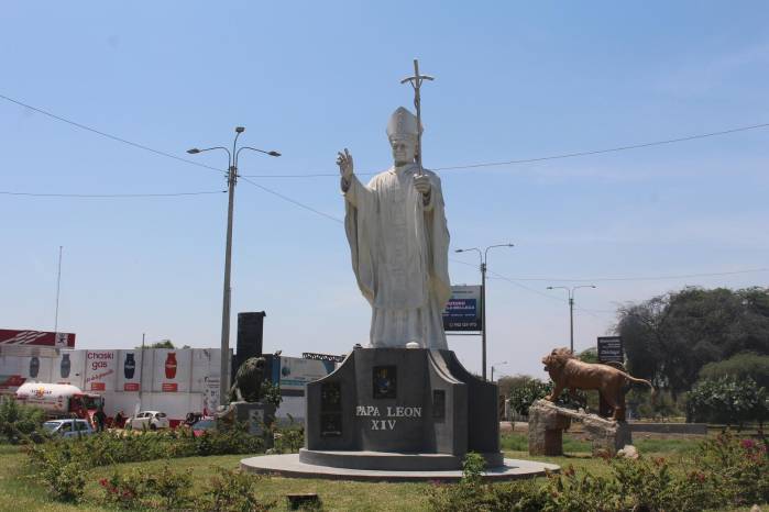 Ubicada en el óvalo Gran Chimú en Chiclayo, Perú, se ubica una estatua del papa León XIV.