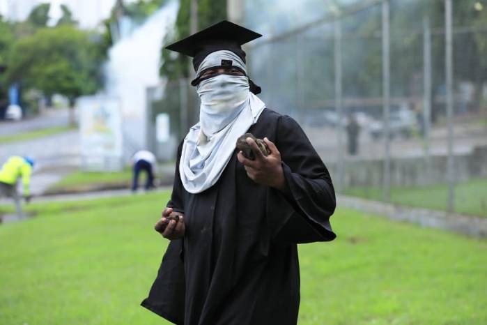 Se cuestiona la inteligencia policial para detectar vándalos en una manifestación pacífica.