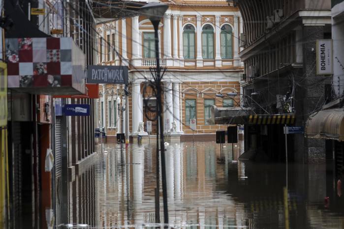 Fotografía que muestra una calle inundación de agua y basura este lunes, en Porto Alegre, Brasil.