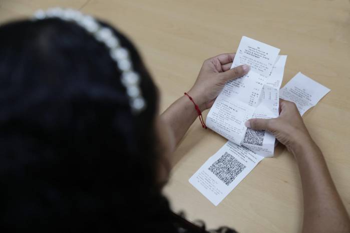 Las facturas deberán ir ingresadas en un sobre con información personal.