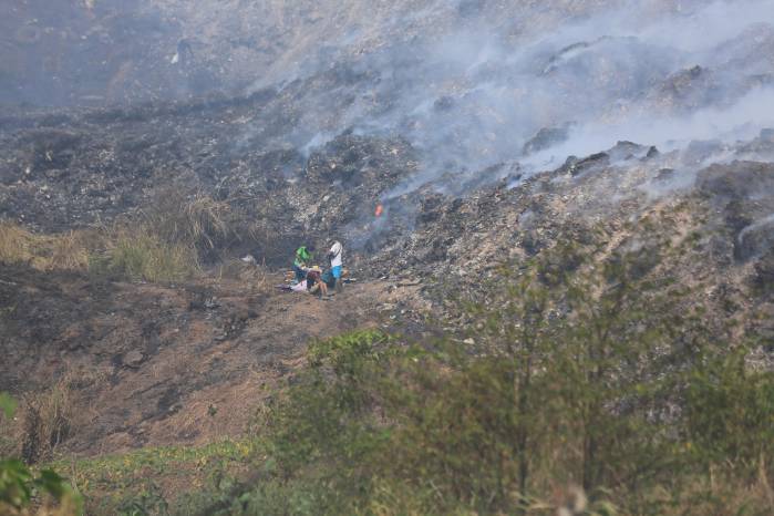 Vecinos del área, afectados por el humo deben usar mascarillas.